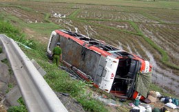 35 người bị lật nhào nhiều vòng trong xe khách