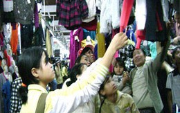 Trời lạnh sớm, người Hà Nội đua nhau sắm áo rét