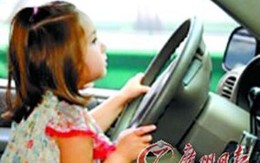Bé gái 5 tuổi... lái ô tô đi tìm mẹ 