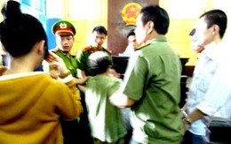 Cụ bà 75 tuổi ngã khuỵu khi con trai thoát án tử 