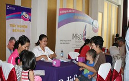 Bé biếng ăn cả nhà cùng lo