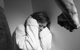 Chú rể hầu tòa vì… không cho mẹ dự đám cưới 