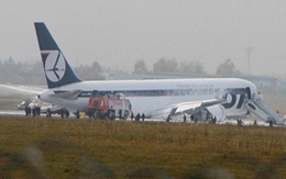 Boeing hạ cánh bằng... bụng