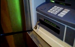 Rắn chui ra từ khe nhận tiền máy ATM
