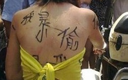 Xôn xao cô gái ăn trộm bị lột trần