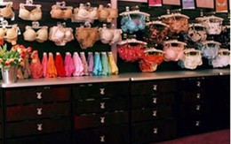 Nhân viên bán áo lót phải công khai vòng ngực 