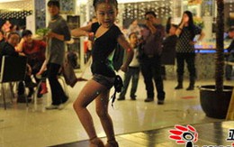 7 tuổi làm ‘gái nhảy’ nuôi cả nhà 