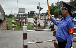 Thai phụ lao ra đường sắt cứu người