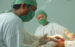 Nối bàn tay bị máy cưa cắt lìa