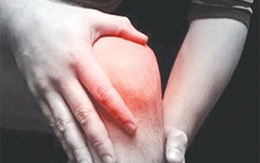 Què chân vì... tự tiêm thuốc vào khớp 