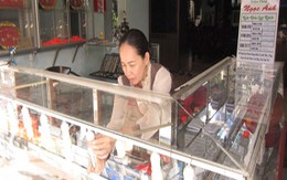 Đập tủ kính, cướp vàng trước mặt chủ tiệm