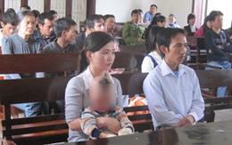 Rơi nước mắt hình ảnh cháu nhỏ bị cha đốt