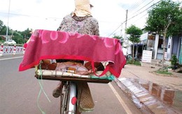 Bỏ con vào lồng sắt đi bán vé số