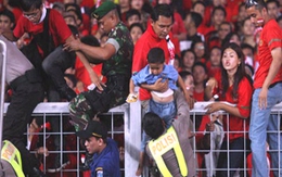 Chùm ảnh giải cứu CĐV trong trận chung kết SEA Games