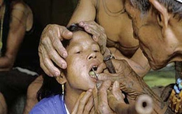 Sốc với tục đục răng của phụ nữ Mentawai