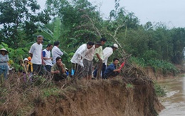 Quảng Nam: Hàng trăm ngôi nhà sắp trôi sông