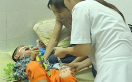 Cứu bé 4 tuổi bỏng miệng vì cắn phích điện 