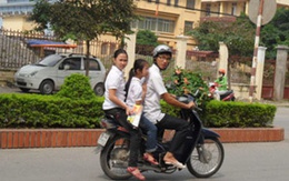 Không cho trẻ đội mũ bảo hiểm