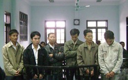 Cụ ông 71 tuổi cùng 5 “con bạc” lĩnh án tù