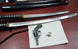 Mang súng ngắn đi dạo phố