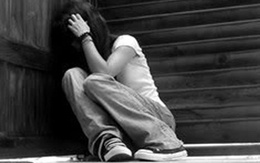 Đắng lòng bé gái bị mẹ gán cho ông chủ làm nhục