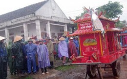 Người mẹ ngất lịm tiễn đưa 2 con chết đuối