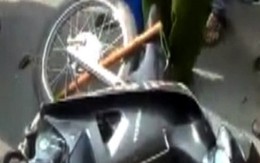 Đang xác minh clip công an ném dùi cui vào xe máy