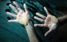 Nhốt con gái 9 năm để giữ 'trong sạch'