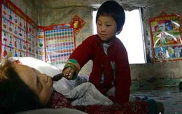 Bé 4 tuổi chăm cha mẹ liệt thân 