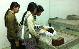 Cha mẹ đau đớn nhìn con bị tông chết