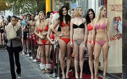 Mặc bikini xếp hàng giữa trời đông 