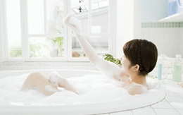 Tắm quá nhiều vào mùa đông gây mẩn ngứa