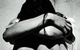 Cha hại đời con gái để... chữa đau chân 