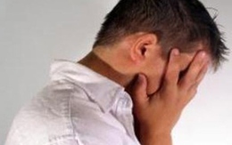 Tự xử với tấm sắt, đứt lìa “của quý” 