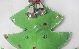 Làm cây thông Noel treo cửa rất dễ