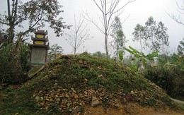 Ngôi mộ vô chủ ngày một phình to do người dân đặt đá cầu may