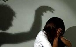 Chủ quán cho kẹo rồi hiếp dâm