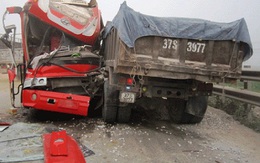 Hành khách hoảng hốt vì xe khách “đối đầu” xe tải