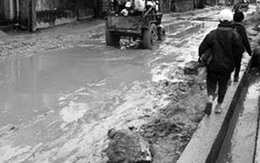 Đường tiến độ “rùa”, học sinh đến trường bằng xe công nông