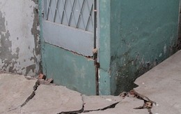 Hàng loạt nhà nứt toác, tường sập
