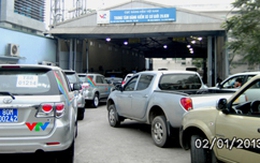 Người dân chen chúc đóng quỹ bảo trì đường bộ