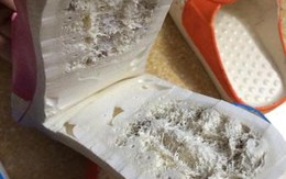 Người dân hoang mang vì phát hiện chất lạ trong các đôi dép xốp 