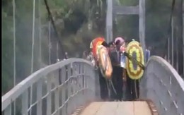 Kinh hãi xem Clip quay vụ sập cầu ở Lai Châu