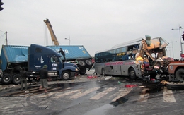 Kinh hoàng cảnh xe khách lại đấu đầu container làm 1 người chết