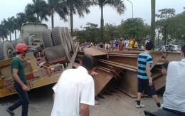 Xe container chỏng vó lên trời, người dân nháo nhào tìm nạn nhân dưới hàng trăm tấn sắt đổ