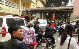 Bức xúc vì xe ôm, taxi, ô tô, xe máy bủa vây Bệnh viện Bạch Mai