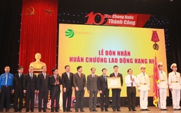 Tổng công ty vận tải Hà Nội nhận Huân chương Lao động hạng Nhì