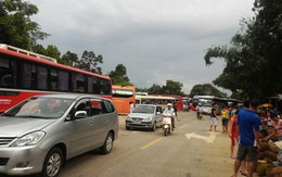 Choáng với cảnh ùn ùn người xe trong cao điểm du lịch