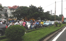 Cấm ô tô đường Cầu Giấy - Xuân Thủy: Giao thông hỗn loạn, lệnh cấm được dỡ bỏ… từng phần