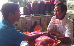 Phục hồi chức năng cho bệnh nhân tai biến mạch máu não nhờ bấm huyệt kết hợp bài thuốc từ giun đất